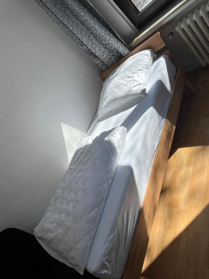 Zimmer Fuer Monteure, Handwerker Oder Reisende Essen Bagian luar foto