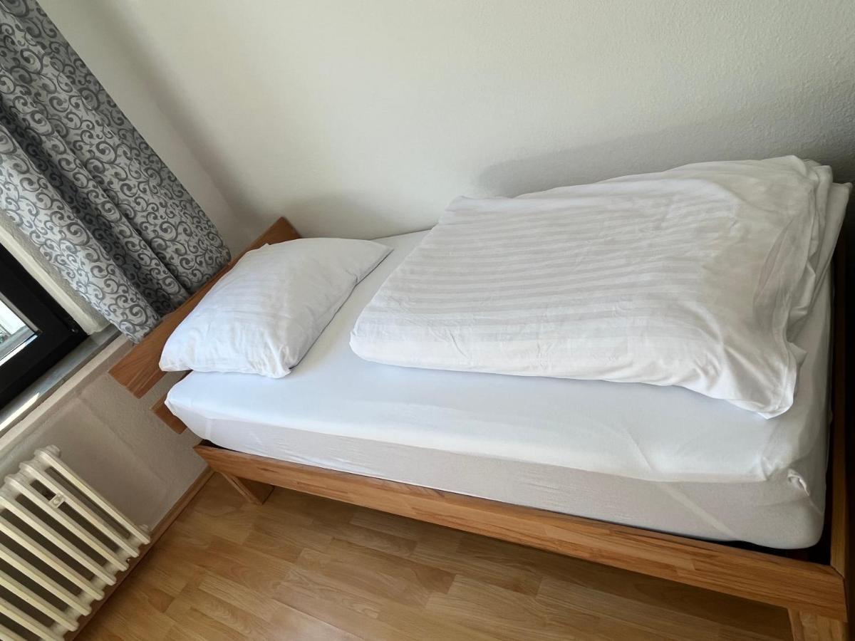 Zimmer Fuer Monteure, Handwerker Oder Reisende Essen Bagian luar foto